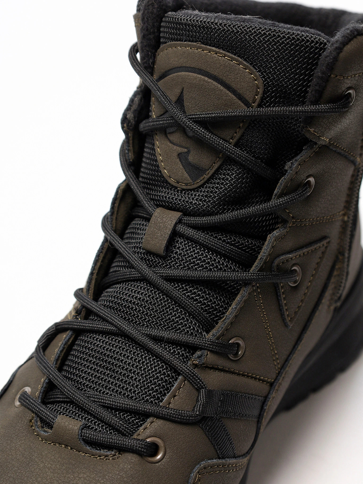 Ботинки цвета хаки на средней рельефной подошве